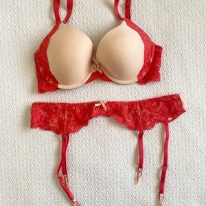 Victoria’s Secret NWT 34C Bra and Garter set Coral